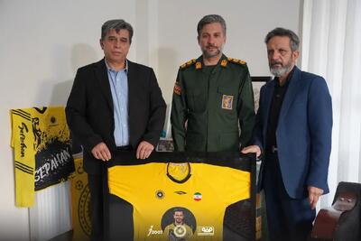  تجلیل مدیرعامل سپاهان از خانواده شهید علی ناظم