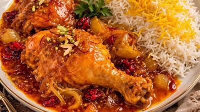  مرغ دوغی زعفرانی؛ ترفند طلایی برای مرغی نرم، آبدار و خوش عطر!
