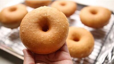 دونات بدون تخم مرغ و خمیرمایه و شیر؛ فقط با ۲ ماده و آماده در کمترین زمان!