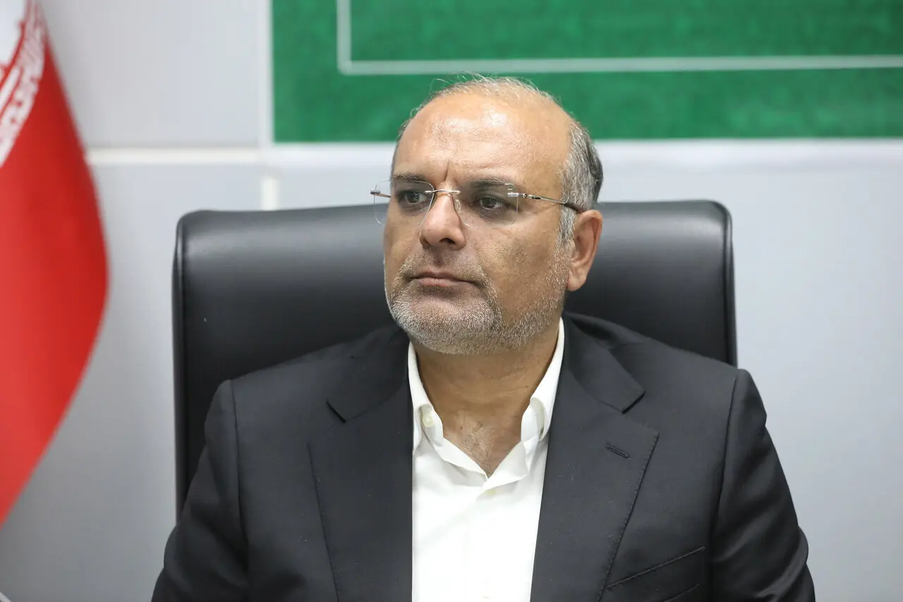 لک علیآبادی، نماینده مجلس: توجیه علت کمبود دارو، درد مردم را درمان نمیکند/ دارو، خودرو نیست که بگویند مردم فعلا نخرند