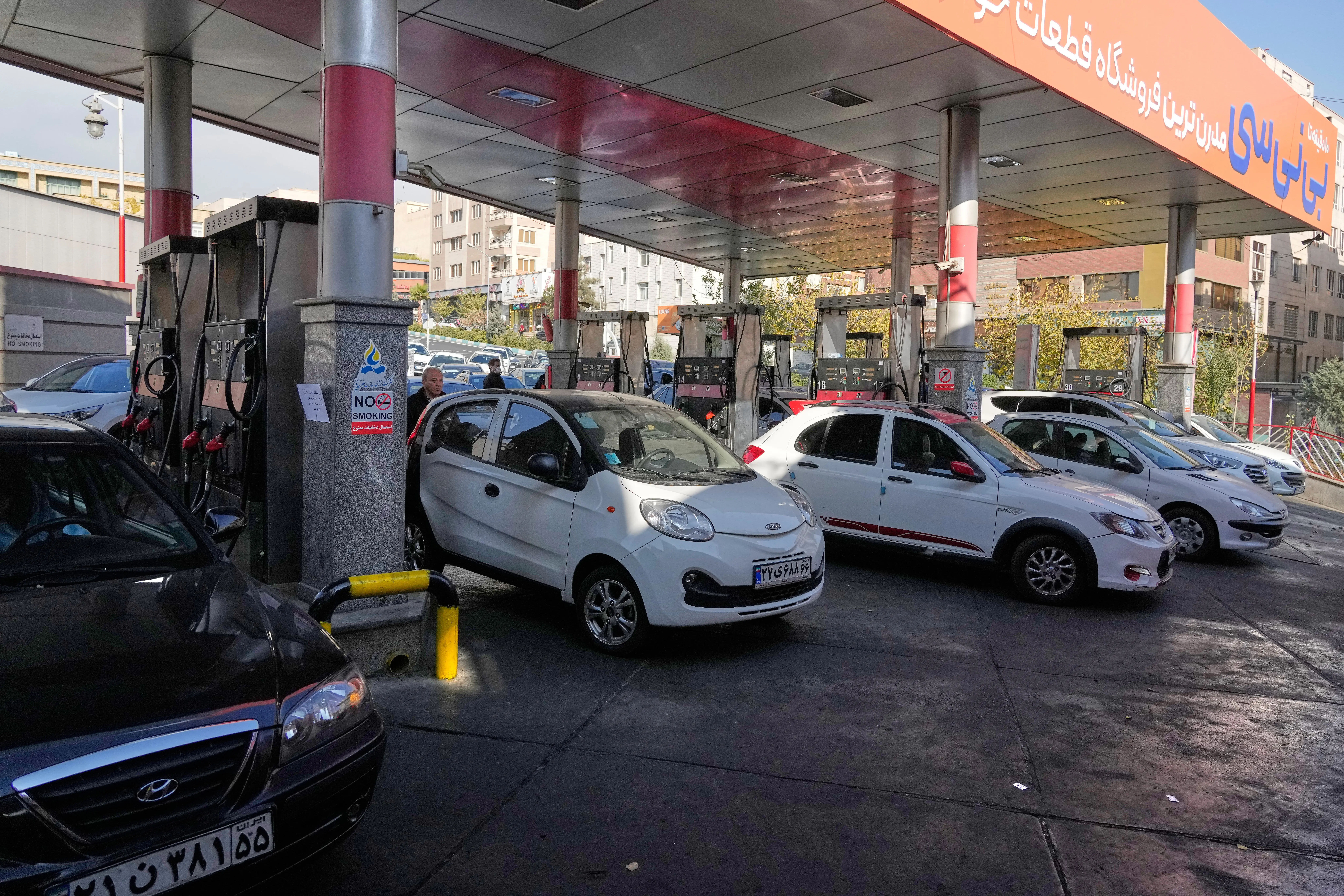 خبر مهم از زمان تعیین قیمت جدید بنزین/ راهبرد دولت در بلندمدت حرکت به سمت آزادسازی قیمتهاست