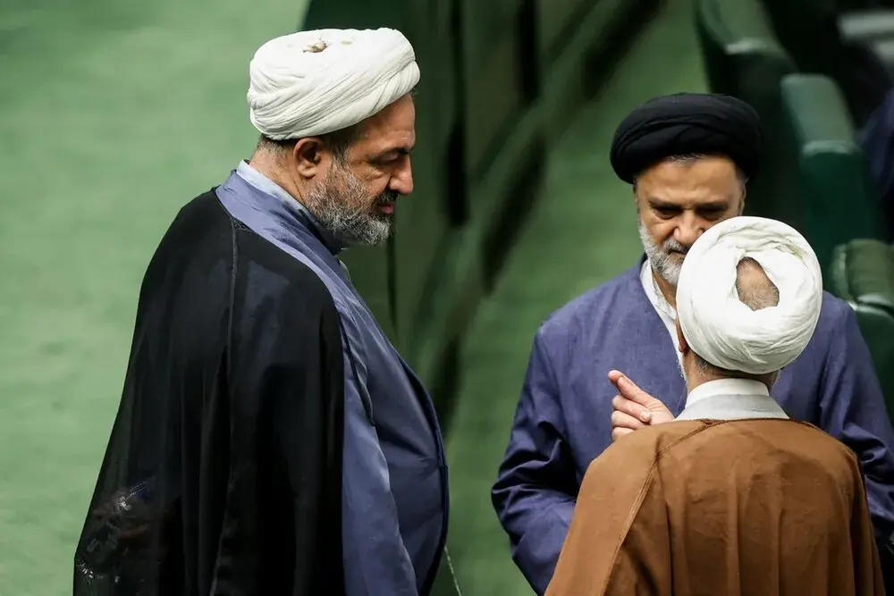  ببینید: ۵ نکته درمورد پروژه‌‌ی هماهنگ رادیکال‌ها برای احیای تنش‌ها بر سر حجاب و پوشش