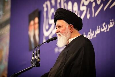 علمالهدی: گاهی اوقات بعضی جملات را به زبان میرانند که ما با آمریکا میتوانستیم جور دیگری رفتار کنیم؛ چطور رفتار کنیم؟