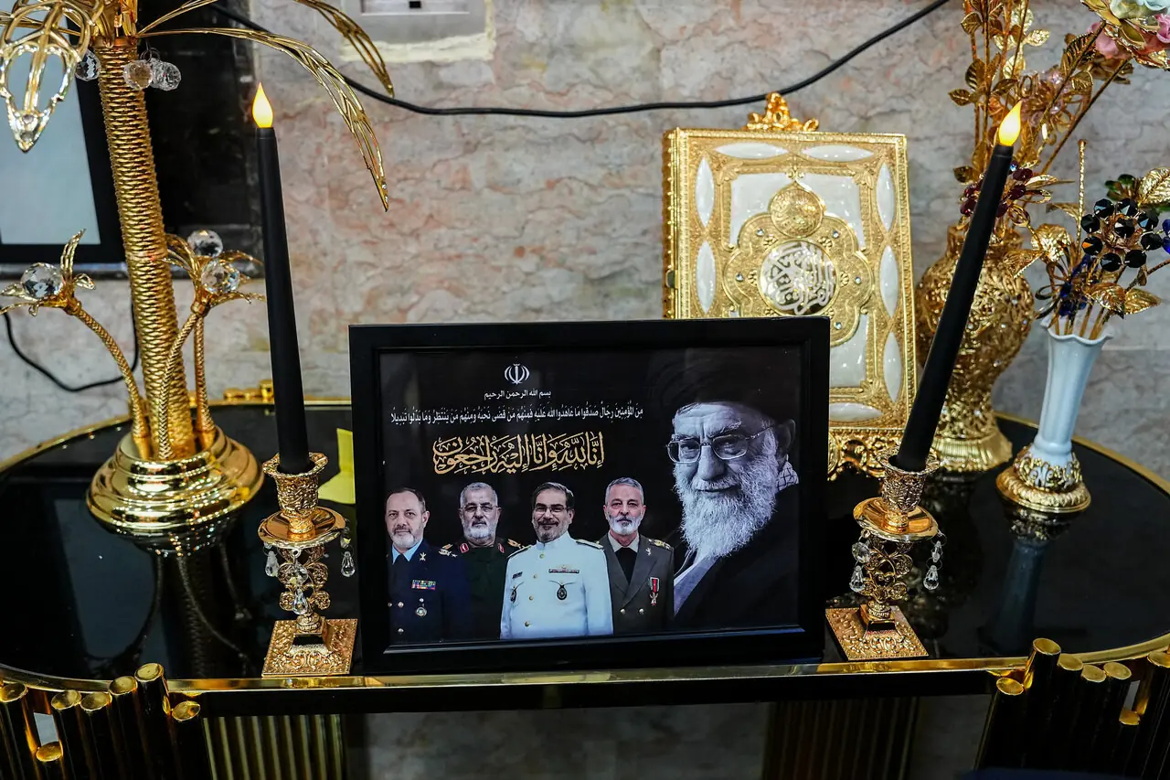 مراسم چهلمین روز تدفین رهبر شهید در کربلا با حضور رئیس مجلس/ از اشک های قالیباف تا تابلو یادبود فرماندهان ترور شده ایران/ خانم نماینده هم بود + تصاویر