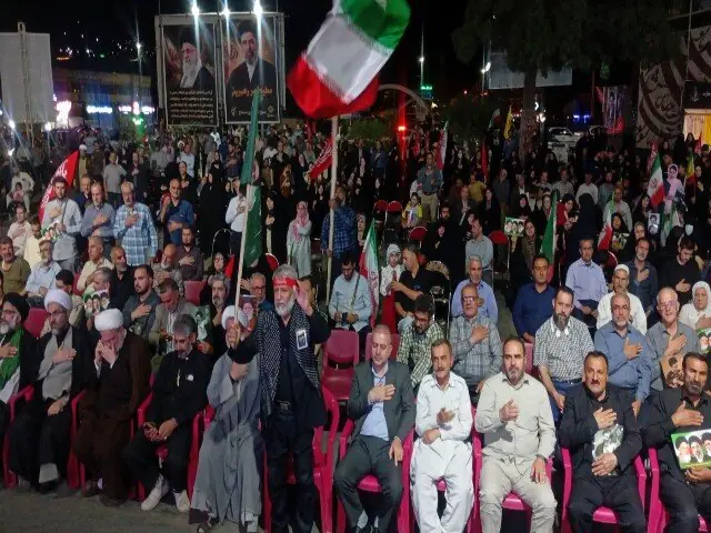 تداوم اجتماع شبانه سنندجیها در لبیک به فرمان رهبر انقلاب