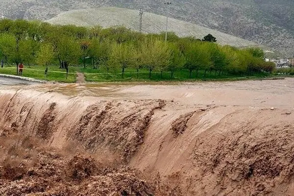  هم اکنون جاری شدن سیل در جاده روستای گیفان
