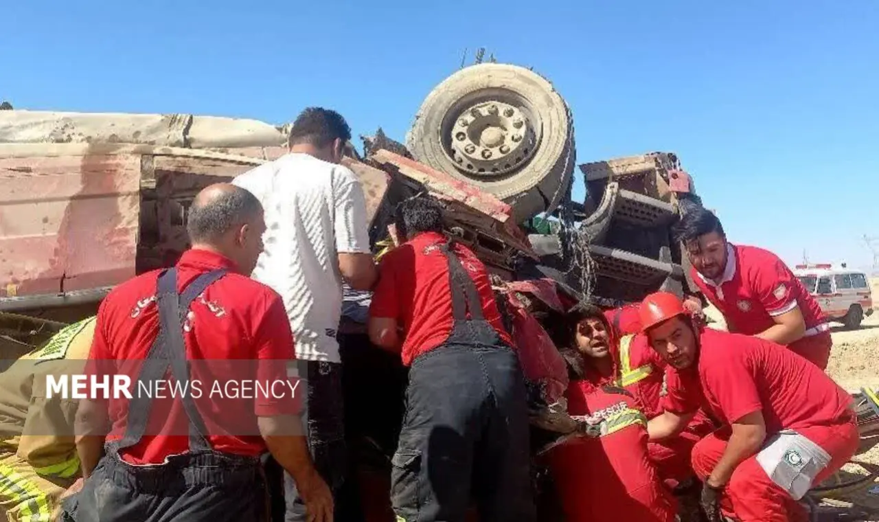  واژگونی تانکر حامل مواد نفتی در محور کاشان ـ قم؛ یک نفر مصدوم شد