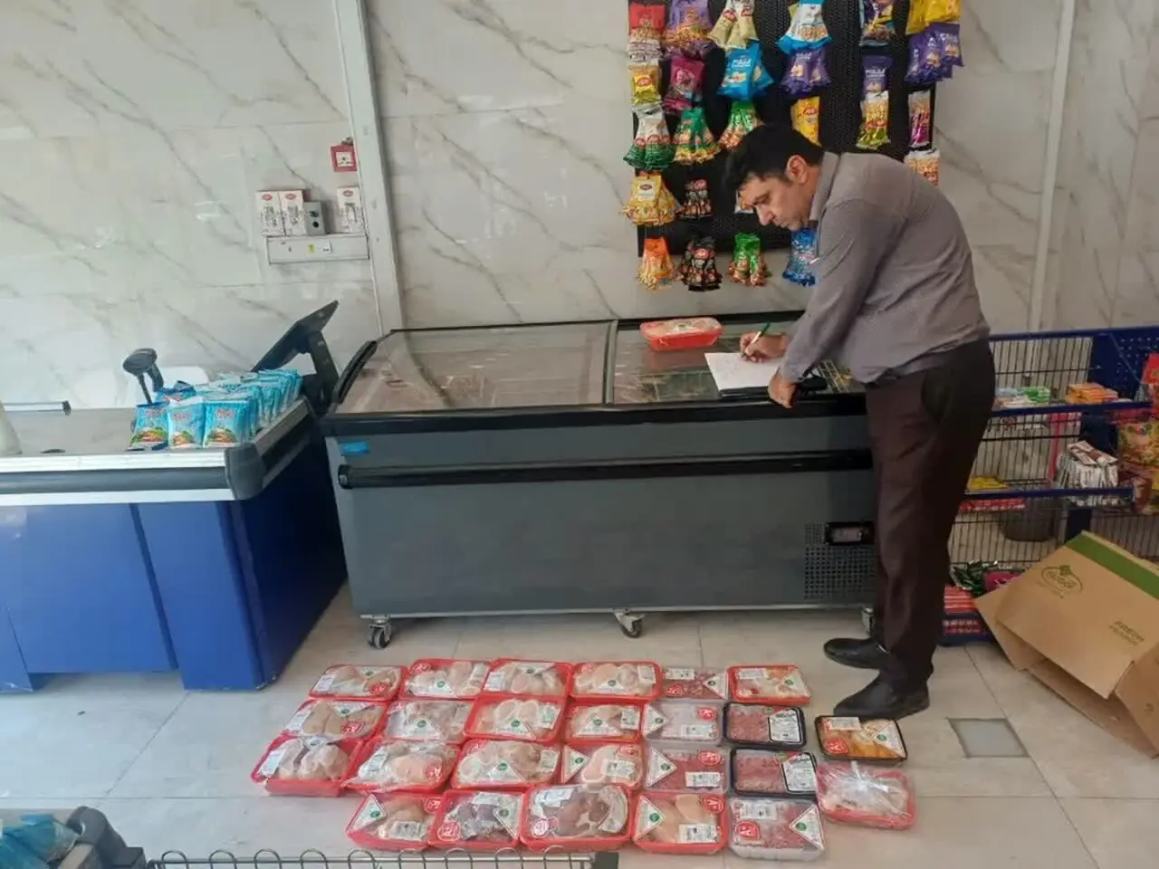 ۶۲ کیلوگرم گوشت و مرغ تاریخگذشته در ساوه معدوم شد