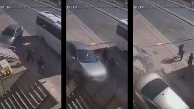  فیلم لحظه نجات معجزه‌ آسای 2 عابر پیاده از یک تصادف هولناک