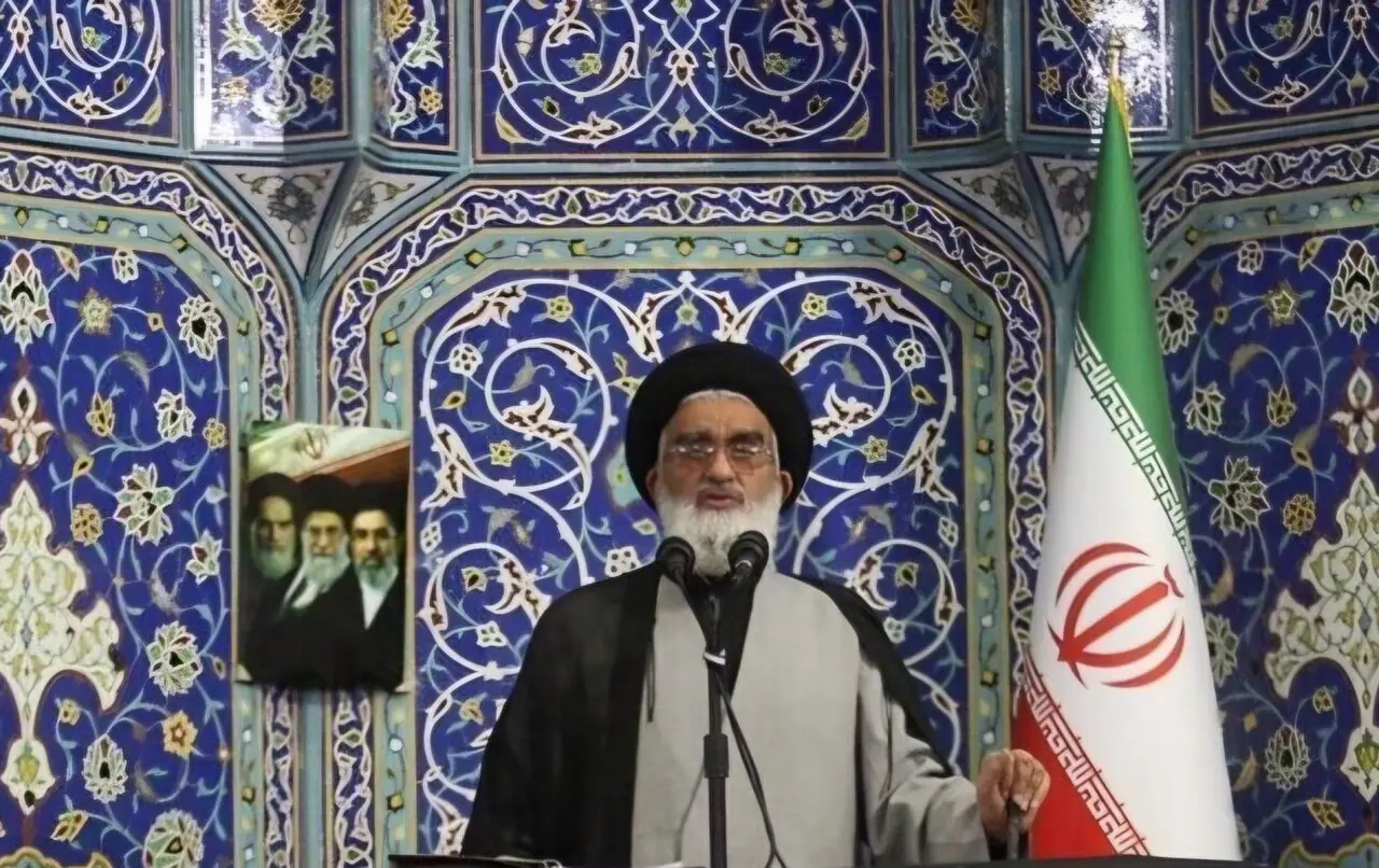 خطیب نماز جمعه قم: دولت باید برای رفع مشکلهای معیشتی مردم و مهار گرانیها تلاش بیشتری داشته باشد