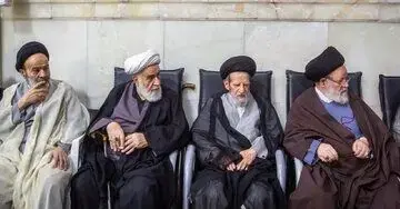  عکسی از فرزند ارشد رهبر شهید انقلاب در مراسم چهلم/ گپ و گفت عضو شورای نگهبان با نماینده آیت الله سیستانی/ سید علی خمینی هم بود