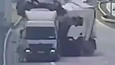 تصادف کامیونها در لهستان منجر به پرتاب خودرو به هوا شد
