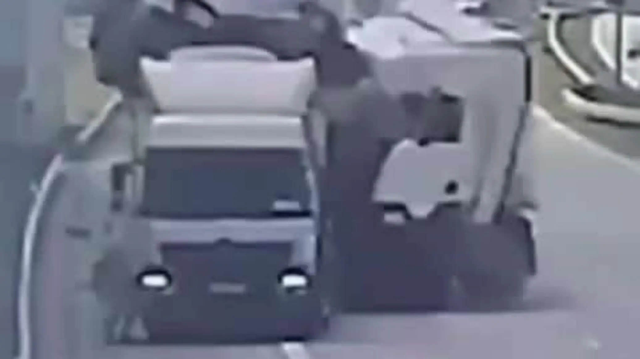 تصادف کامیونها در لهستان منجر به پرتاب خودرو به هوا شد