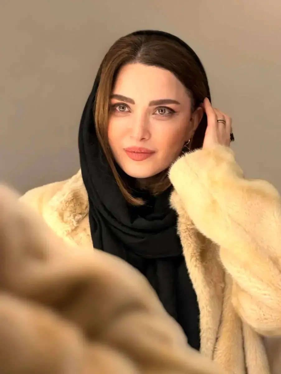 رونمایی بهنوش طباطبایی از هدیهای مرموز و عاشقانه / یک گل زیبا و یک جمله شاعرانه حسابی خبرساز شد / ماجرای استوری جدید بازیگر 