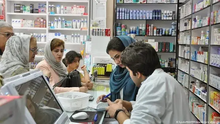 آموکسیسیلین ۹۰۰ هزار تومانی خبرساز شد / اعتراض به جهش قیمت داروی پرمصرف / هزینه درمان دوباره زیر ذرهبین رفت