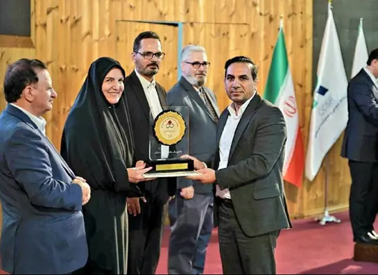 نشان «سفیر مسئولیت اجتماعی» بر سینه مدیرعامل پتروشیمی ایلام