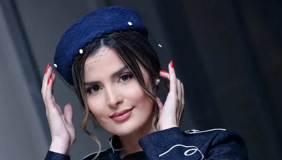 غزاله اکرمی با کلاه و کت جین در اکران کوری (+عکس)