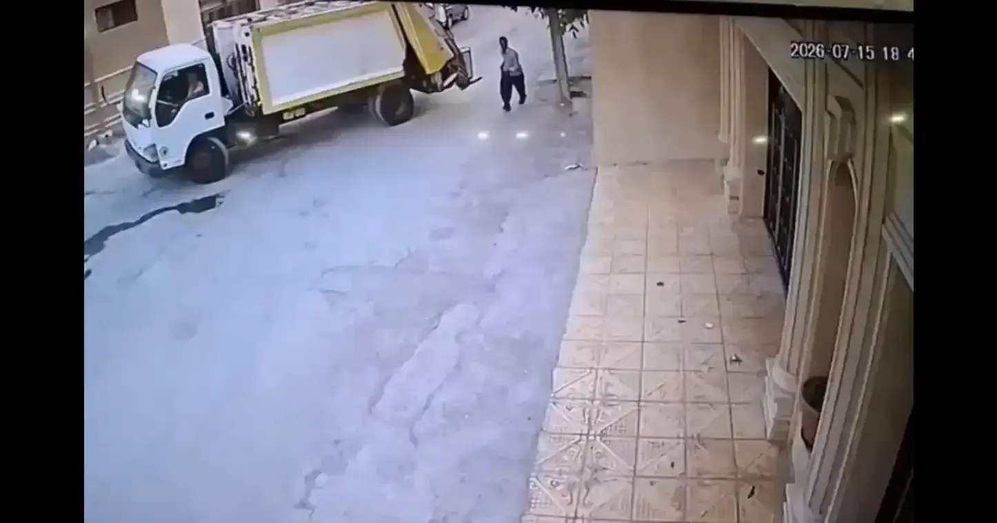 حرکت ارزشمند رفتگر ایلامی هنگام جمعکردن زبالهها