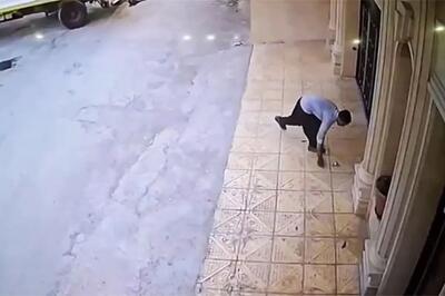 حرکت ارزشمند رفتگر ایلامی هنگام جمعکردن زبالهها
