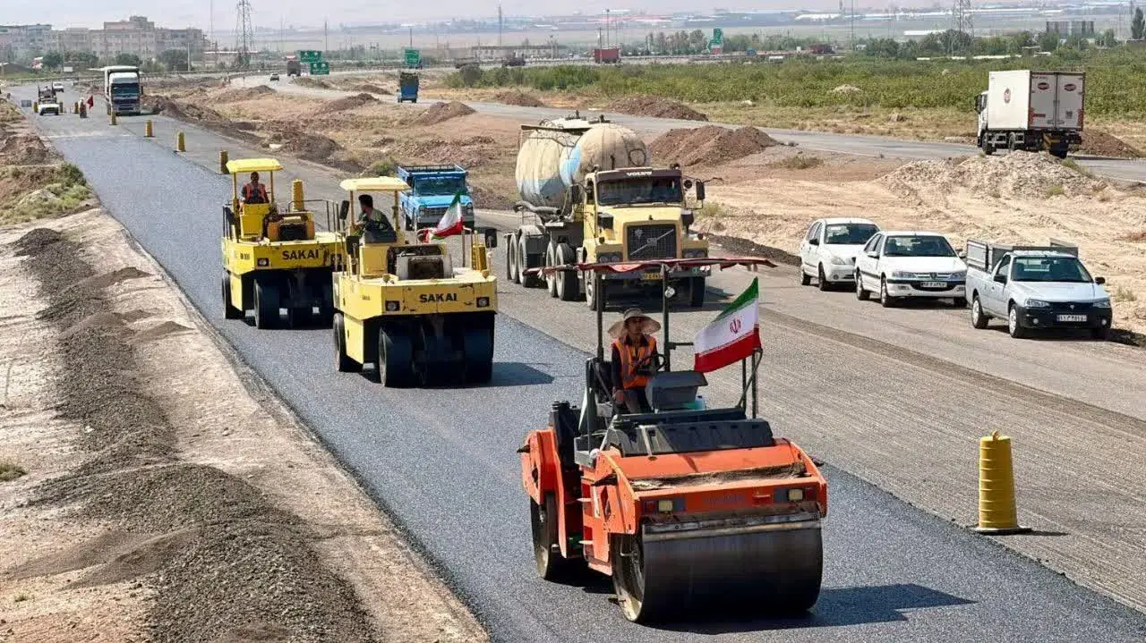 روکش آسفالت ۲۰ کیلومتر از محور بوئینزهرا در جریان است