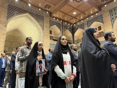  اهدای پرچم مقدس جمهوری اسلامی ایران و پرچم بارگاه مطهر امام رضا(ع) به زهرا کیانی و فاضل اتراچالی