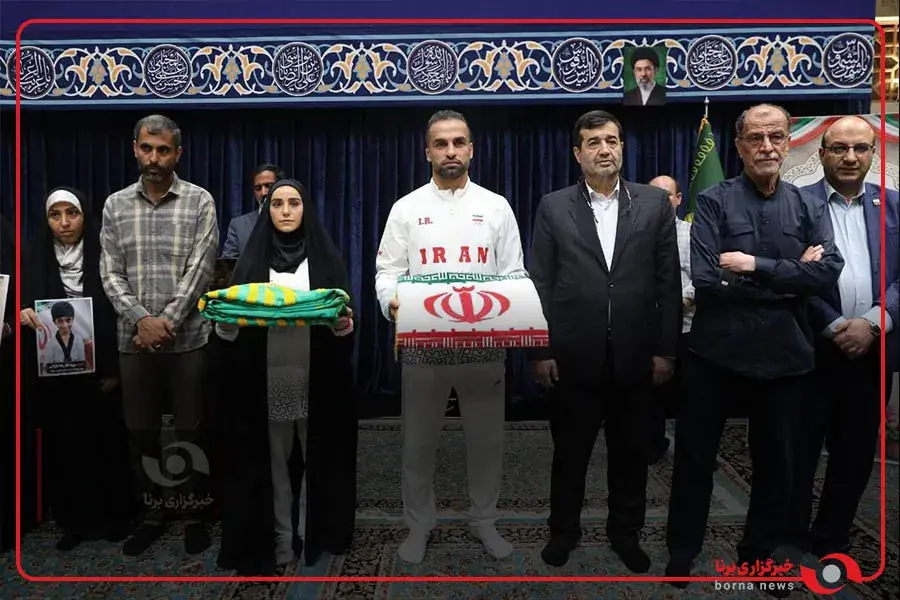  کلیپی از بدرقه پرچمداران کاروان «فرشته‌های میناب» در رواق الذکر حرم رضوی با حضور وزیر ورزش و جوانان