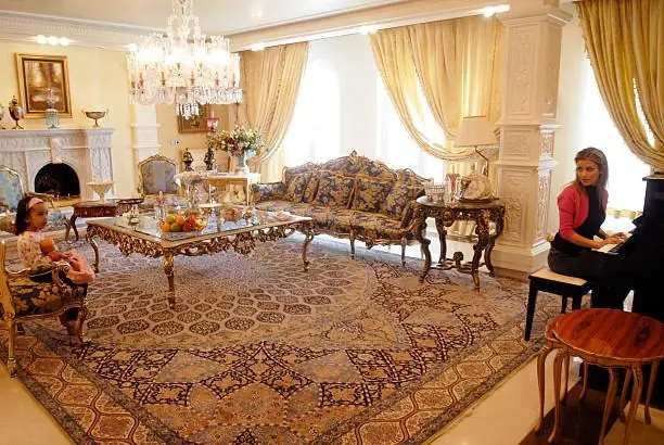 پیانو، مبلمان فرانسوی و فرش دستباف؛ قابی از خانه آزیتا در دهه 80 - چیدانه