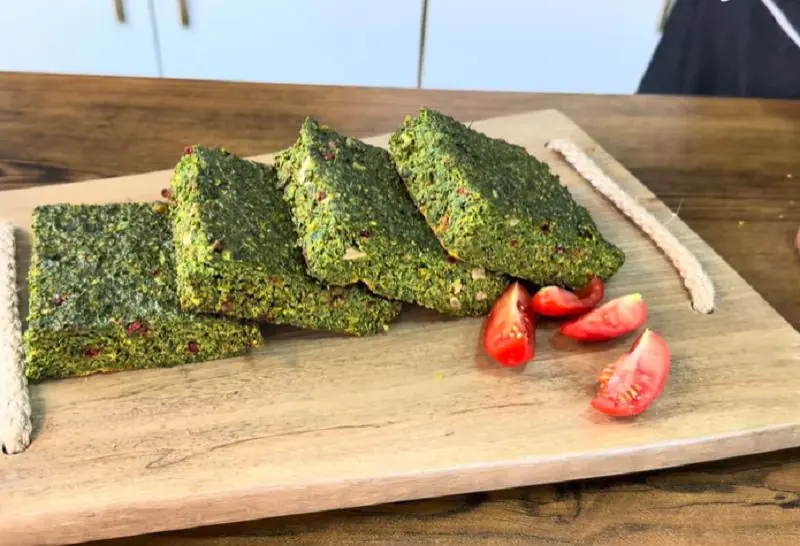 طرز تهیه کوکو سبزی با سبزی خشک؛ خوشمزه و بدون نیاز به سبزی تازه