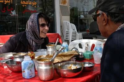  عکس/آبگوشت خوردن بازیگر سرشناس فرانسوی با عباس کیارستمی در تهران