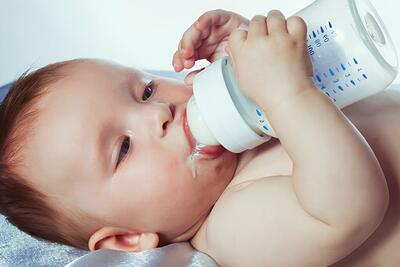 سکسکه نوزاد را چگونه متوقف کنیم؟ راهکارهای ساده و اشتباهات رایج