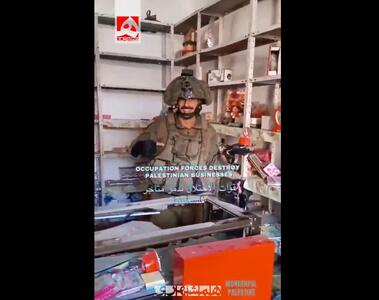  پرتاب وسایل یک مغازه توسط نظامی اسرائیلی + ویدئو | تصاویری از تمسخر و تخریب مغازه یک فلسطینی