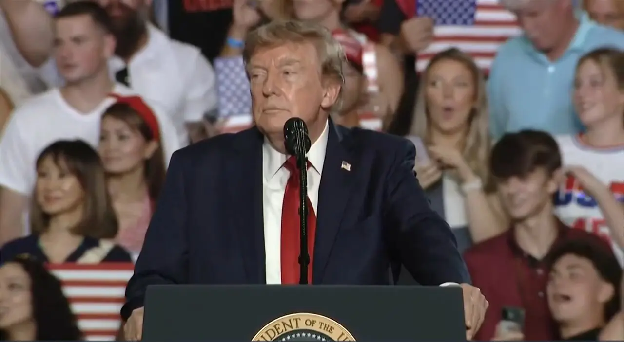  ترامپ: چه غلطی باید بکنم؟ ایران را کمی بیشتر بمباران کنم؟| لبخند معنادار ترامپ در پاسخ به فریاد یک معترض | واکنش حضار | ویدئو