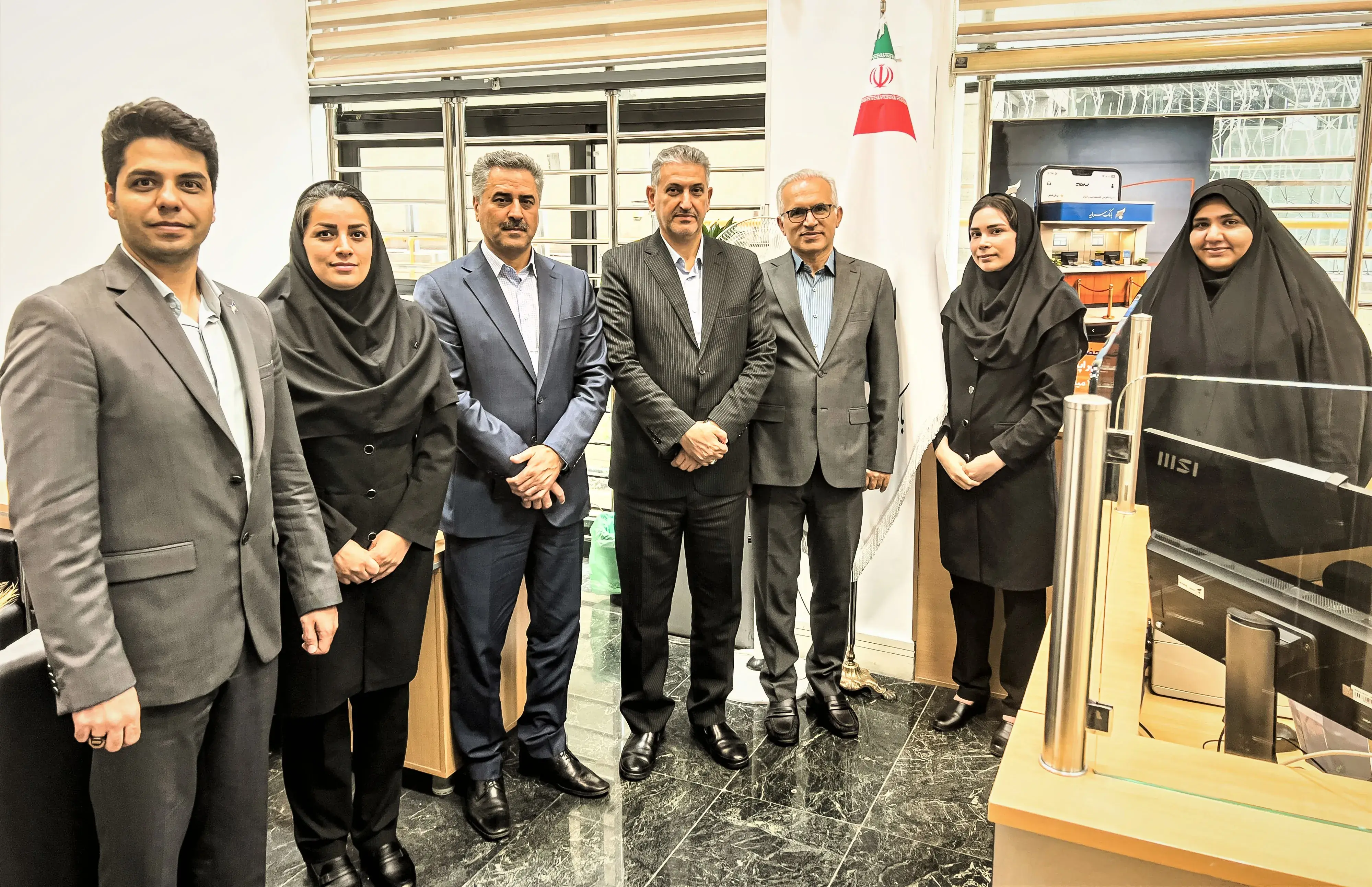 بازدید سرپرست مدیریت عامل بانک سرمایه از شعبه صندوق ذخیره فرهنگیان