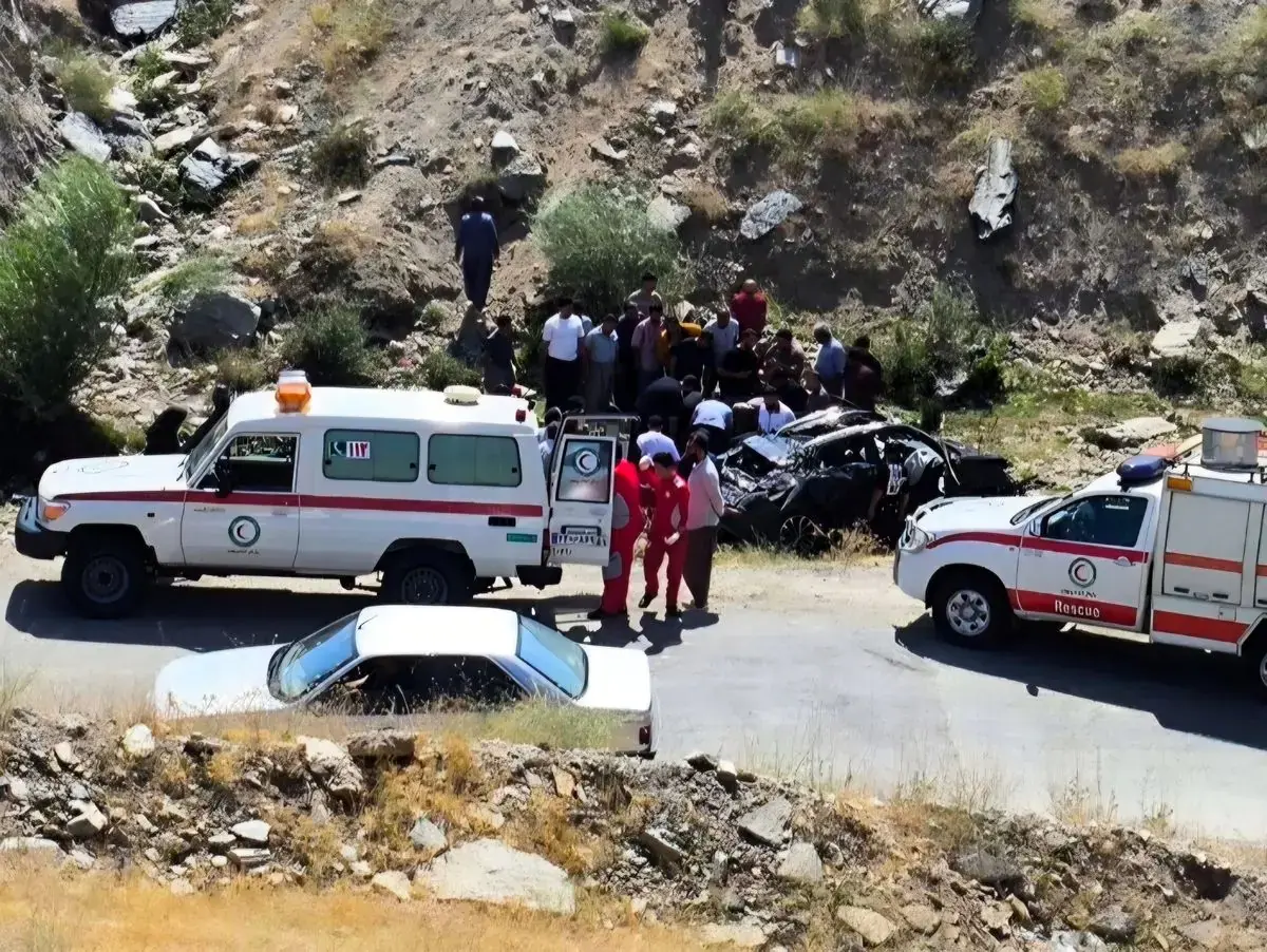 سقوط خودروی ون به دره در جاده هراز؛ نیروهای امدادی به محل حادثه اعزام شدند