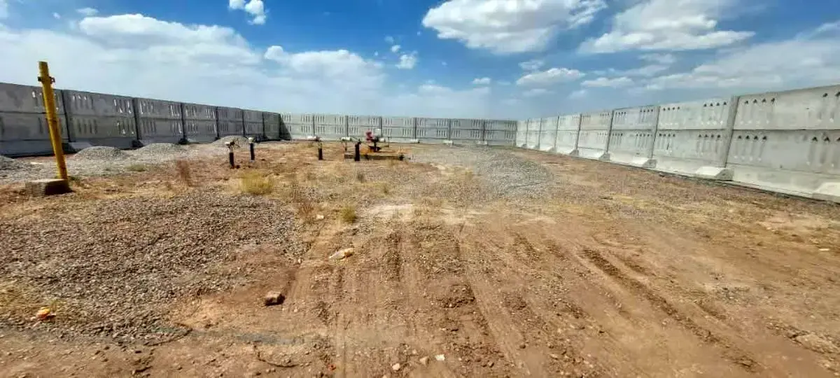 ارتقای امنیت ایستگاه انشعاب کارخانه لاستیک بارز کرمان با اجرای پروژه نصب حصار بتنی پیشساخته