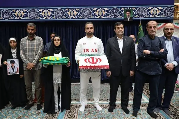 بدرقه پرچمداران کاروان «فرشتههای میناب» در رواق الذکر حرم رضوی