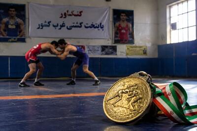 مدال روی سینه بود، نان توی سفره نبود