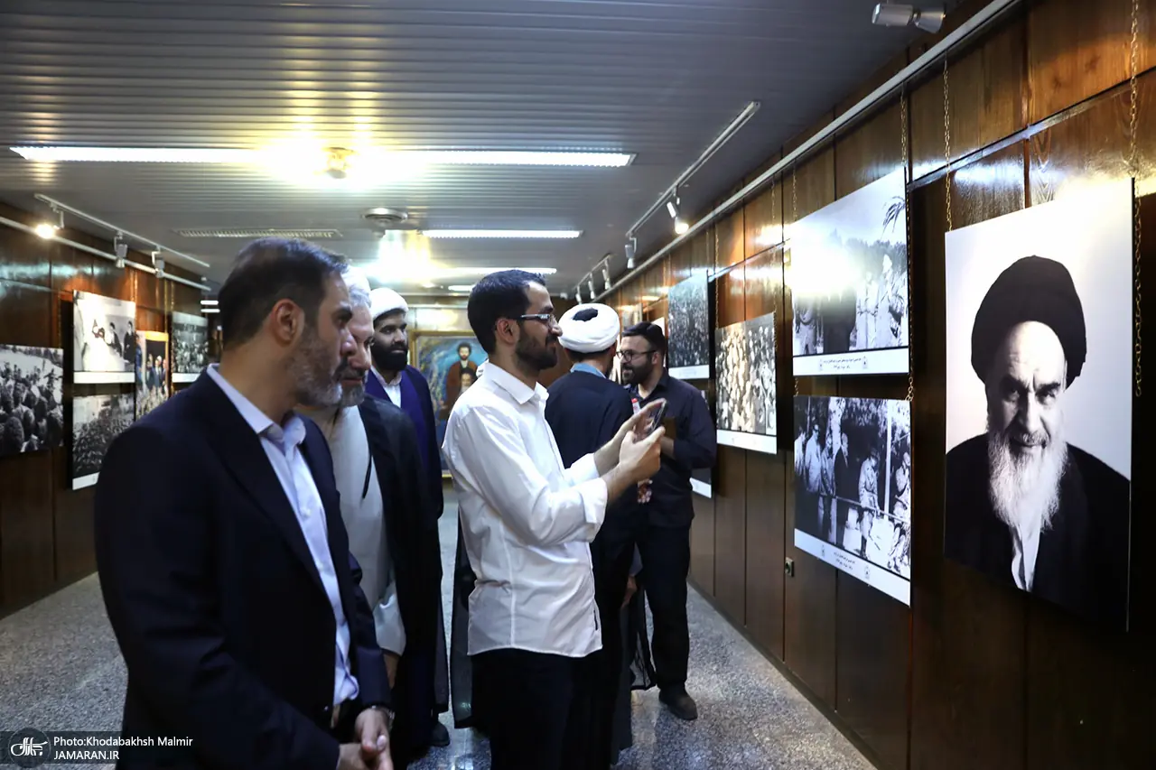  بازدید جمعی از مدیران فرهنگی شهر تهران از حسینیه جماران