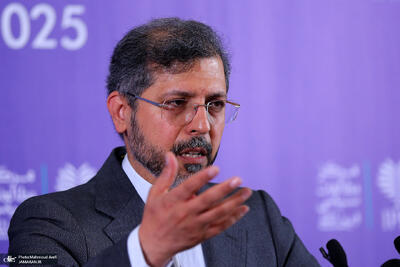 خطیبزاده، معاون عراقچی: نخستین کسی که تلاش کرد با «تحریمهای فلجکننده»، به تعبیر خودشان، ملت ایران را به زانو درآورد اوباما بود؛ اکنون اوباما کجای تاریخ قرار دارد؟ او نیز رفت و کسانی هم که امروز جنایات جدید مرتکب میشوند، به زبالهدان تاریخ خواهند پیوست