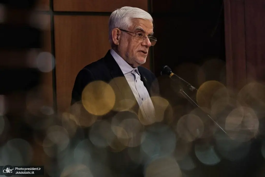عارف: دهک دهم ۲۳ برابر دهک اول از یارانه بنزین استفاده میکند/ آیا برای ۳ لیتر بنزین بیشتر، باید بنزین غیراستاندارد وارد کنیم؟/ در دهه ششم انقلاب از تصمیمگیریهای مقطعی و موردی که پشت برخی از آنها اسم اشخاص است، خودداری کنیم