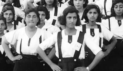  سفر در زمان؛ ژست عجیب دختران دبیرستانی در کاخ چهلستون؛ 90 سال قبل
