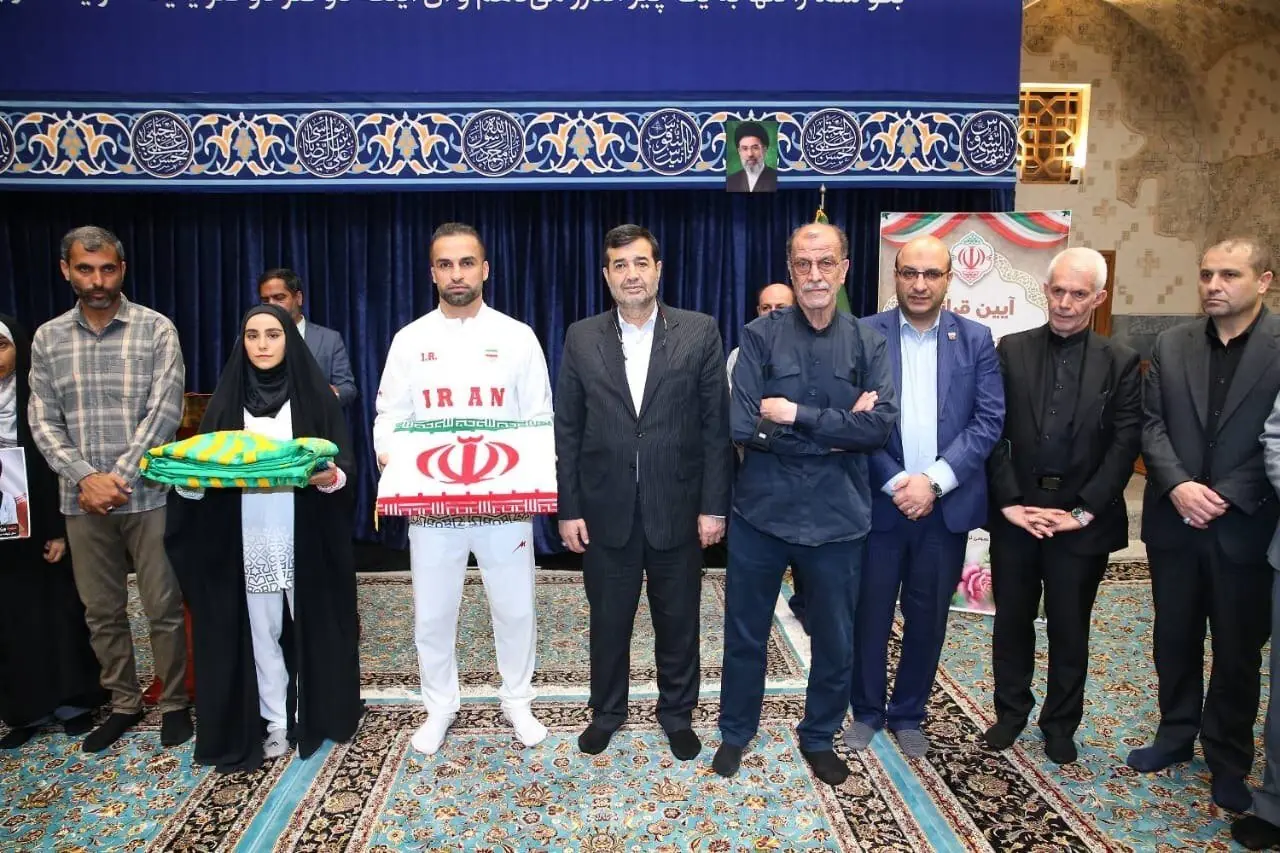 در جوار حرم امام رضا(ع)؛ اهدای پرچم متبرک شده ایران به کاروان اعزامی ناگویا