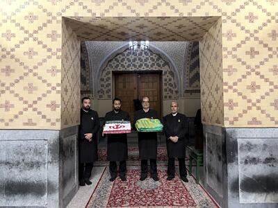 اعطای پرچم ایران به پرچمداران بازیهای آسیایی ناگویا در حرم رضوی