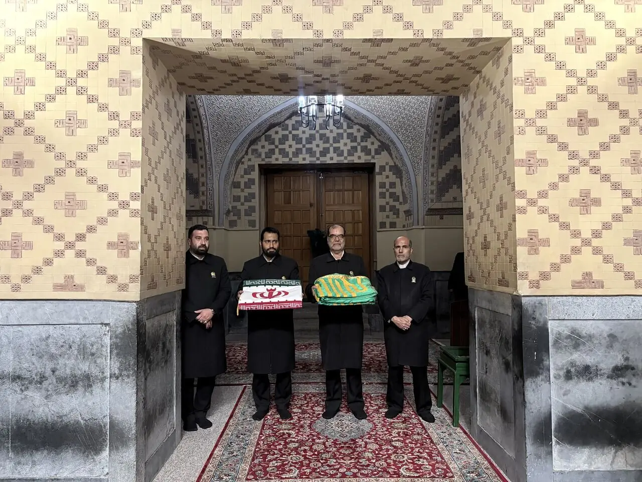 اعطای پرچم ایران به پرچمداران بازیهای آسیایی ناگویا در حرم رضوی