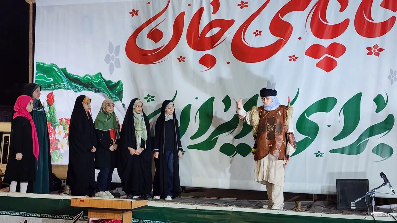  شاهنامه‌خوانی و اجرای سرود توسط دانش آموزان آستارایی در تجمع شبانه