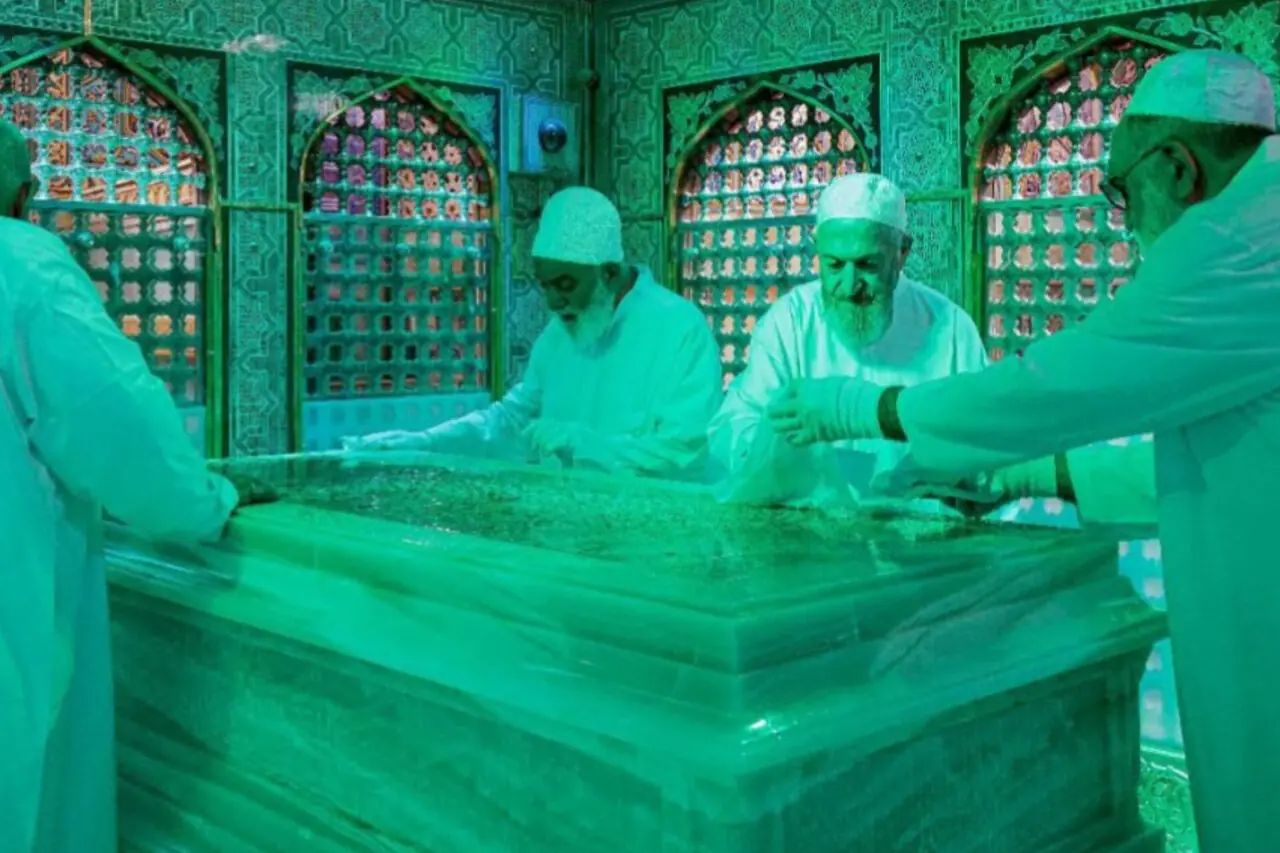 برگزاری آیین غبارروبی ضریح مطهر رضوی