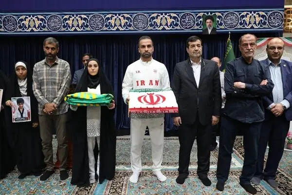  بدرقه پرچمداران کاروان «فرشته‌های میناب» در رواق الذکر حرم رضوی