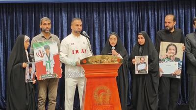 بدرقه پرچمداران کاروان «فرشتههای میناب» در حرم رضوی - پارس فوتبال