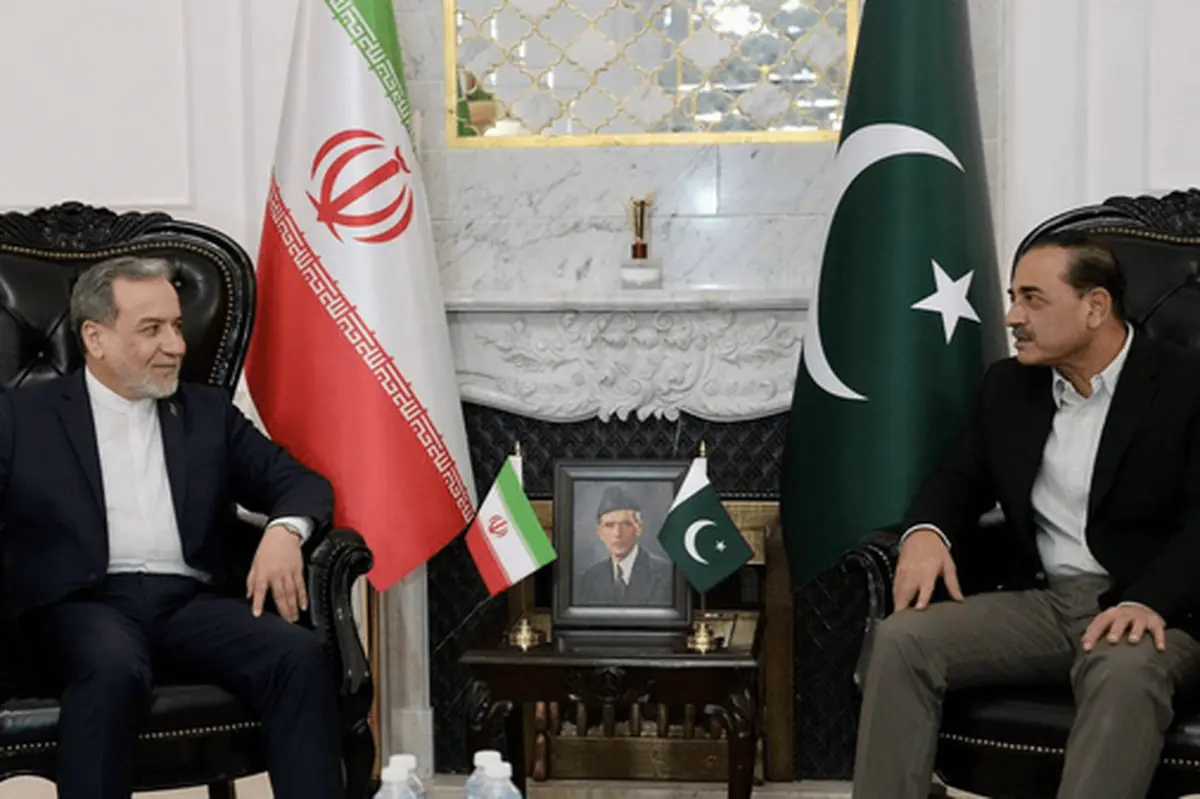 گفتوگوی تلفنی عراقچی و عاصم منیر | گمانهزنیها درباره احتمال سفر فرمانده ارتش پاکستان به ایران