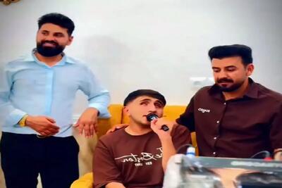 کاش پسر نابینا چشم بینا داشت و میدید چطور مردم با آوازخوانی عالی اش تشویقش میکنند